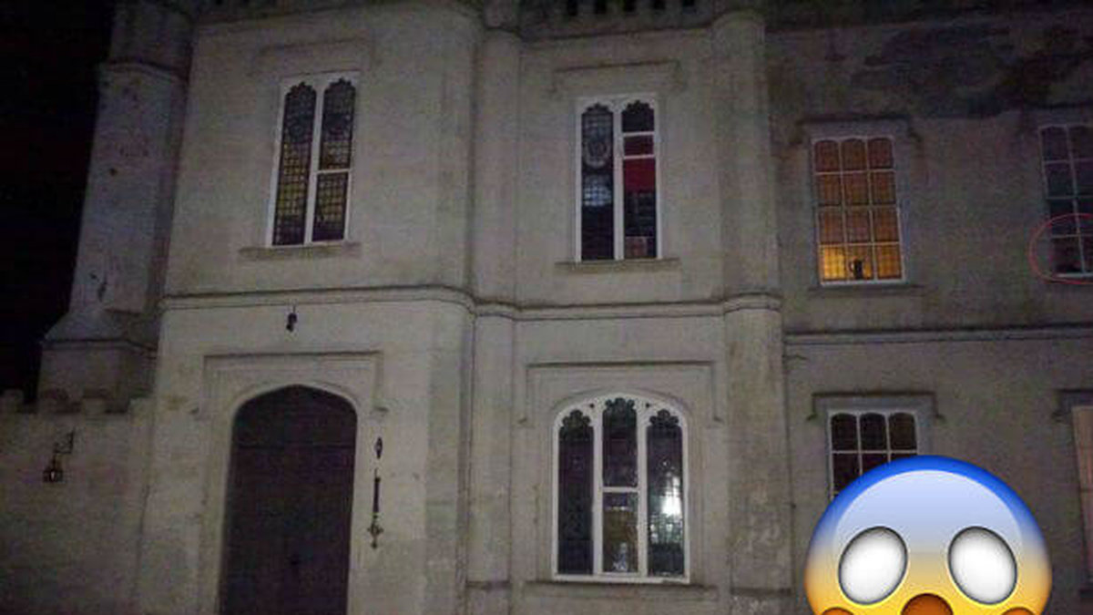 Spökjägare säger sig ha funnit barnspöken på bilder från Pen-Y-Lan Hall i Wales.