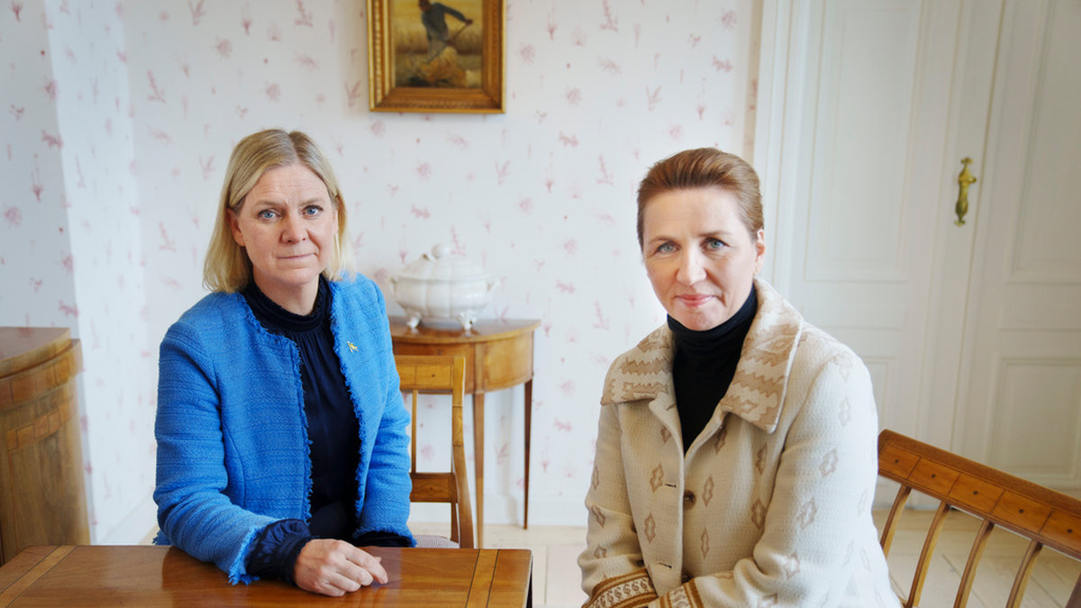 Svenska S-ordföranden Magdalena Andersson och Danmarks statsminister Mette Frederiksen (S) på Marienborg slott utanför Köpenhamn.
