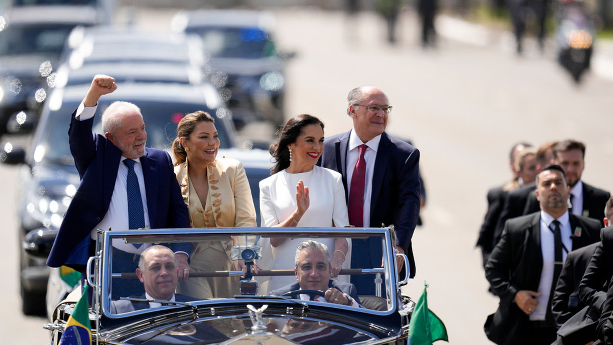 Brasiliens president Lula da Silva (vänster) med fru Rosangela (andra från vänster) samt vicepresident Geraldo Alckmin med fru Maria Lucia Ribeiro färdas till ceremonin i presidentpalatset.