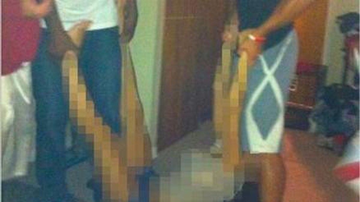 En av bilderna som Anonymous läckte i januari. Bilden visar hur de två männen håller i den då berusade och insomnade kvinnan.
