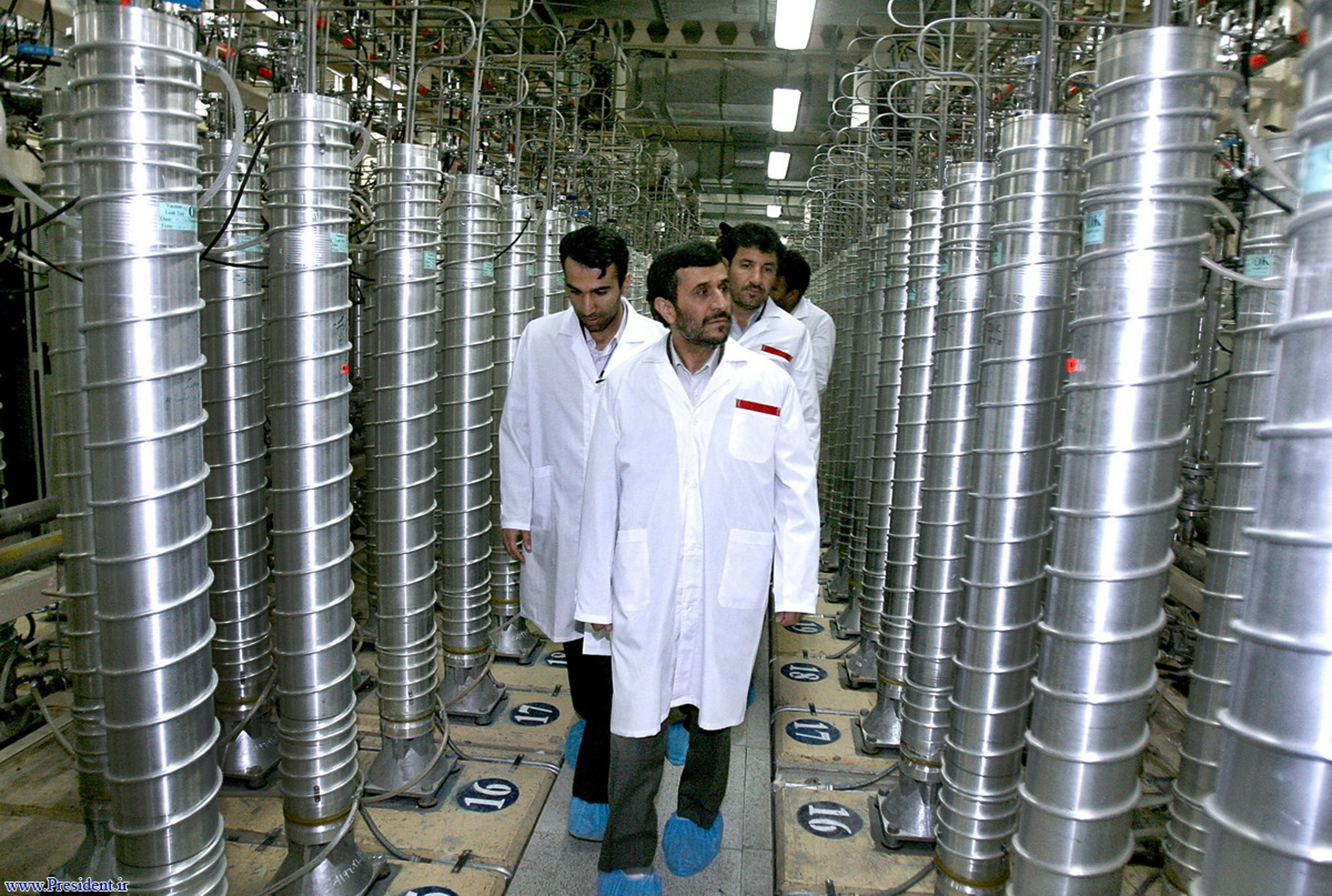Den iranske presidenten Mahmud Ahmadinejad under ett besök på en av landets kärnkraftsanläggningar.