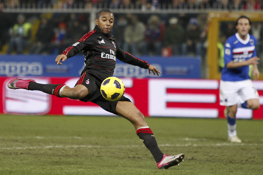 Robinho gav Milan ledningen efter assist från "Ibra". Robinho gav Milan ledningen efter assist från "Ibra".