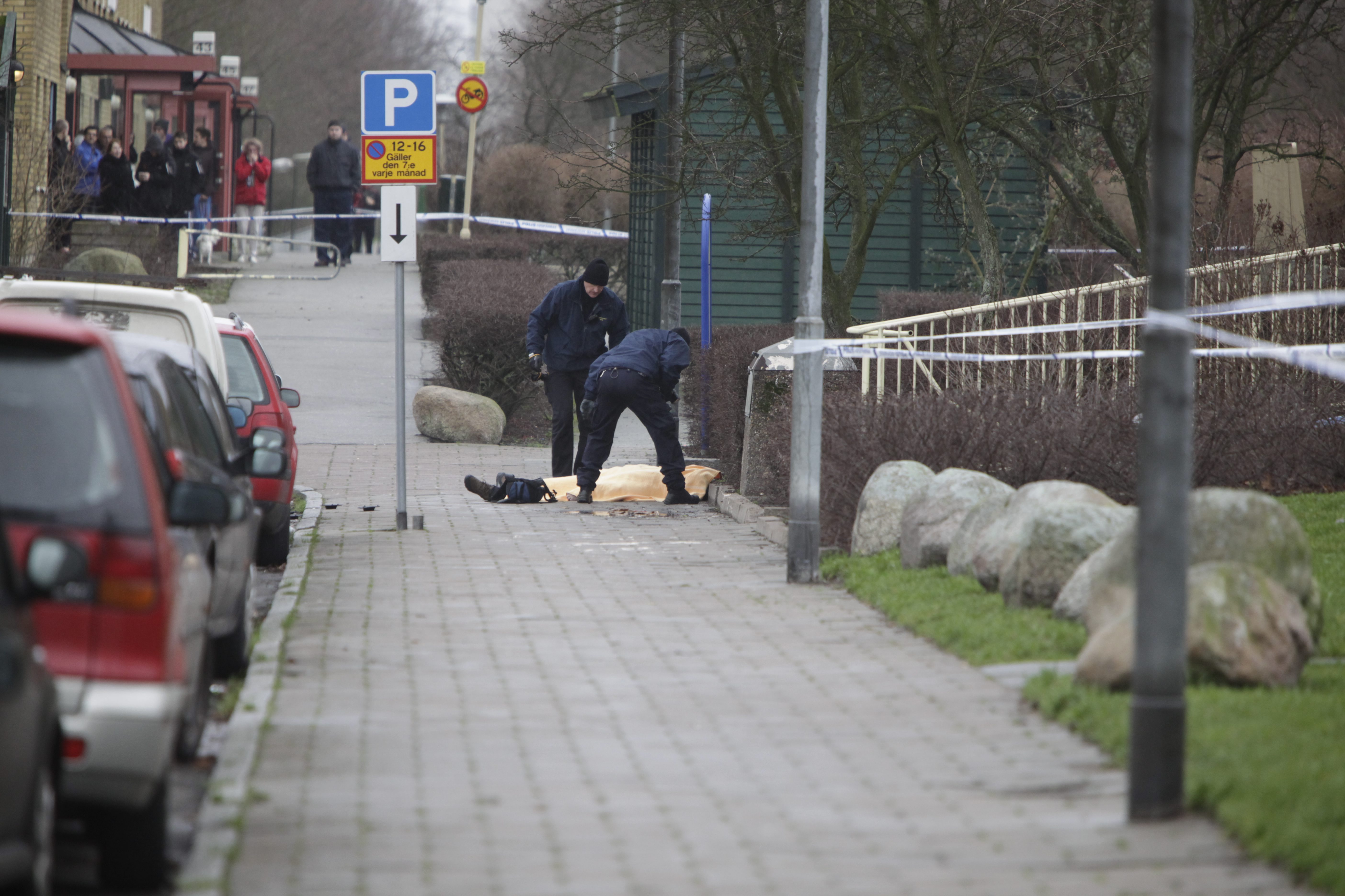 48-årige Charles Limerius sköts till döds på Kantatgatan den 3 januari i år. Mordet är ett av tio som skakat Malmö sedan i maj. En av polisens teorier är att bland annat detta mord ska vara kopplat till bluffakturor.