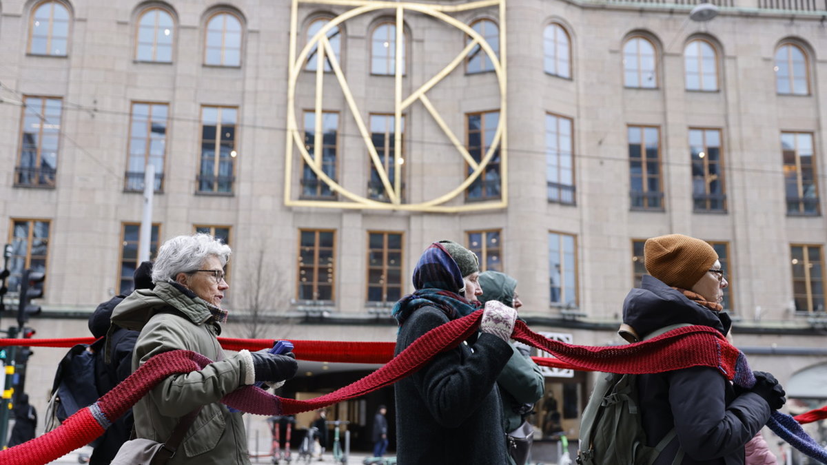 Rebellmammorna manifesterade i Stockholm på Overshoot Day med 4,2 kilometer röda halsdukar.