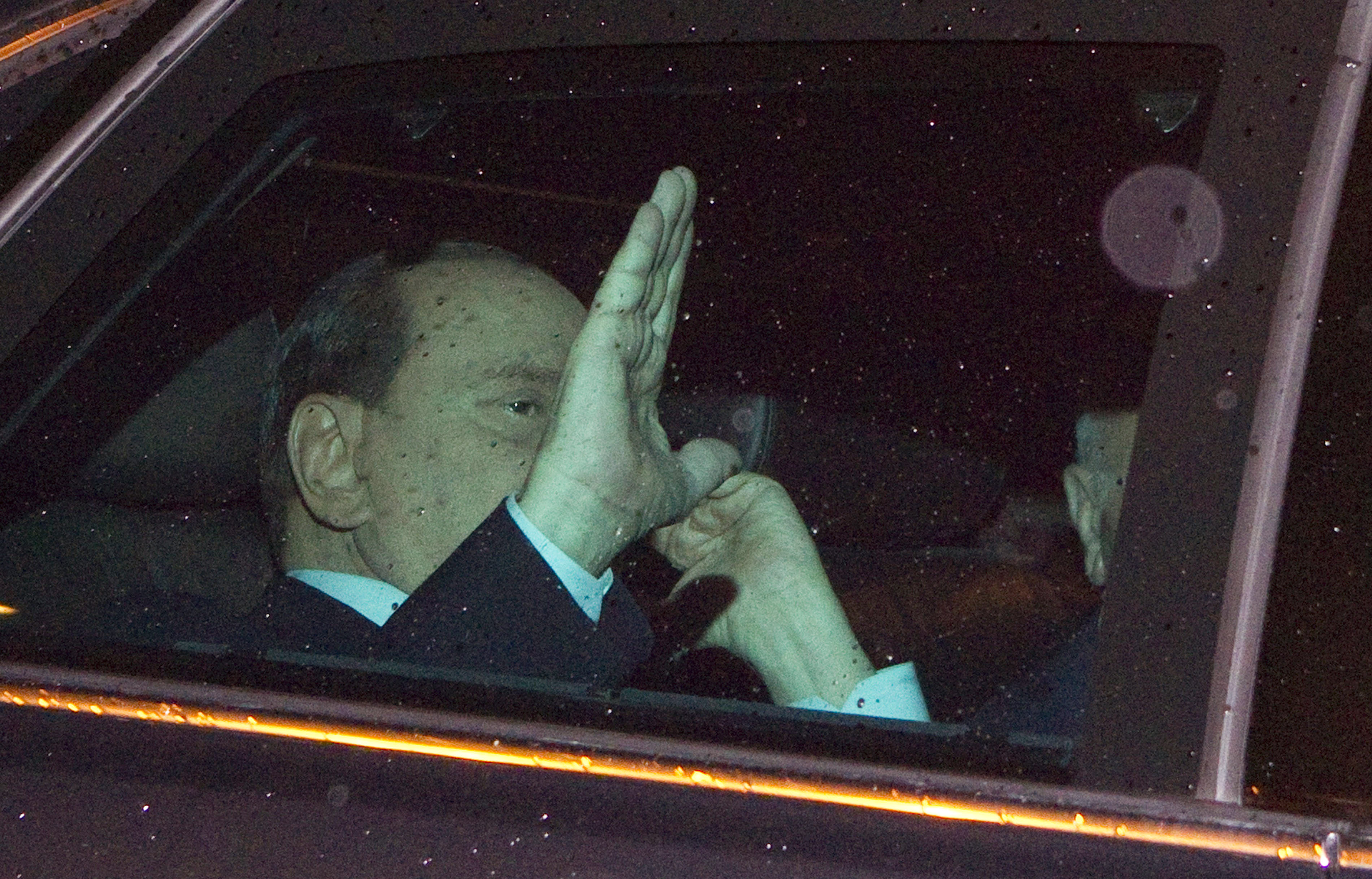Premiärminister Silvio Berlusconi lämnar presidentpalatset Quirinale, efter ett möte med president Giorgio Napolitano.