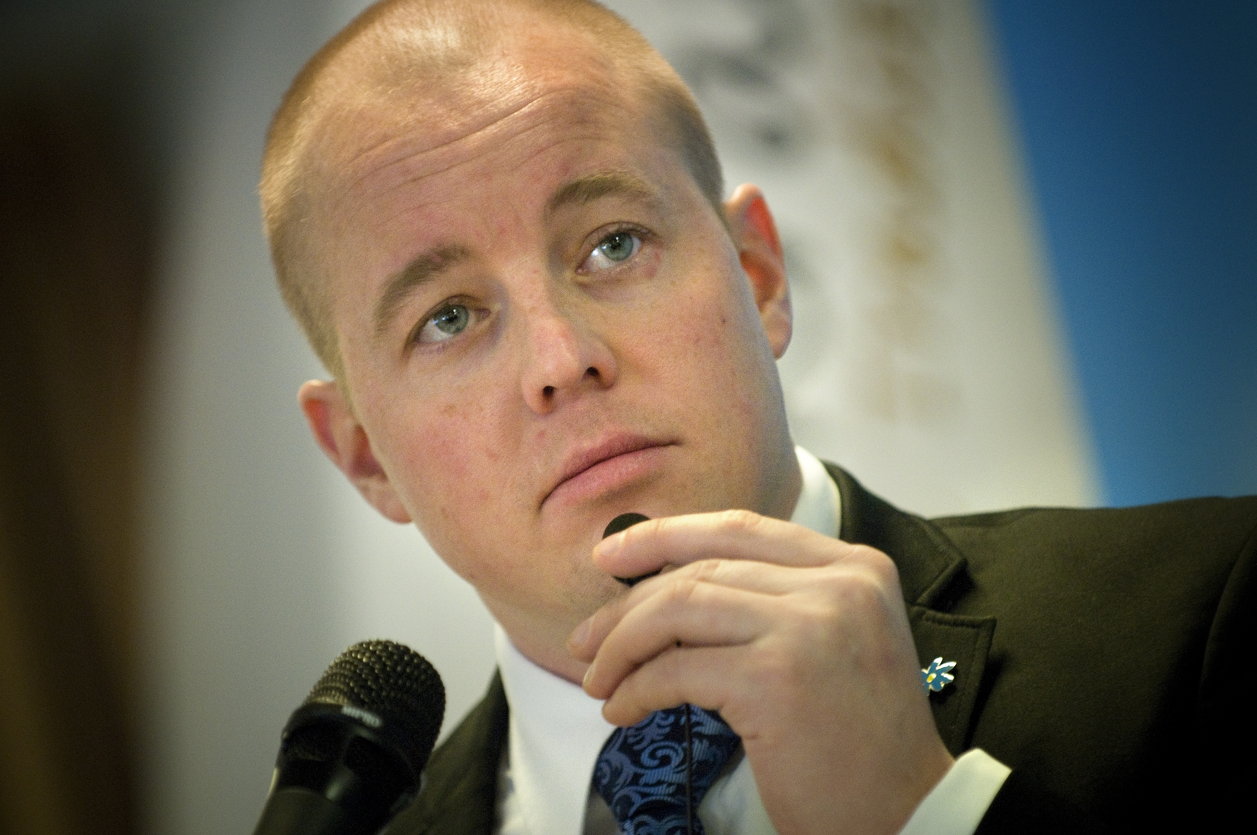 Björn Söder varnade i mars medlemmar från att länka till tveksamma sidor.