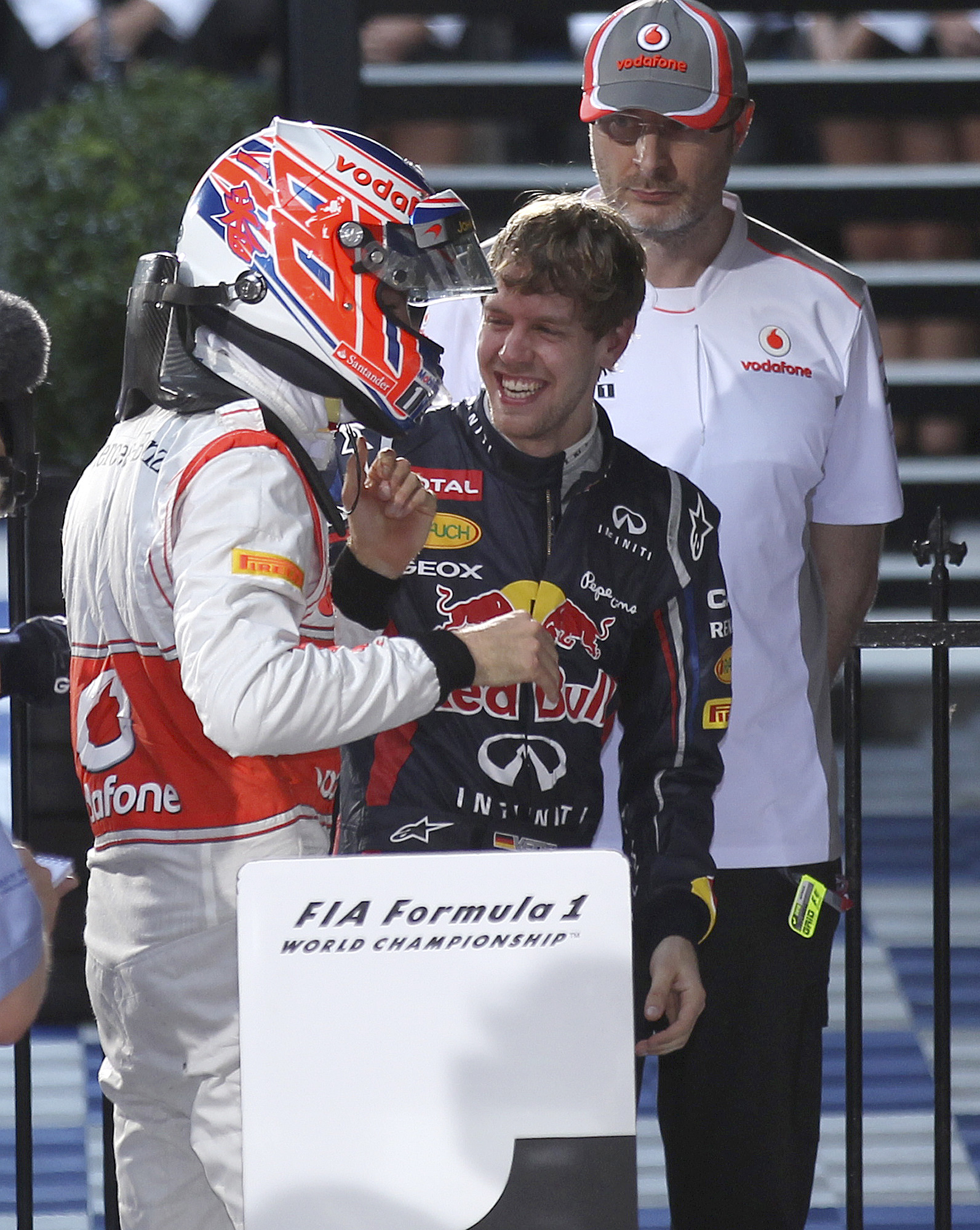 Vettel gratulerar Button till segern. Förra året var det omvända positioner då Vettel vann och Button blev tvåa när säsongen summerades.