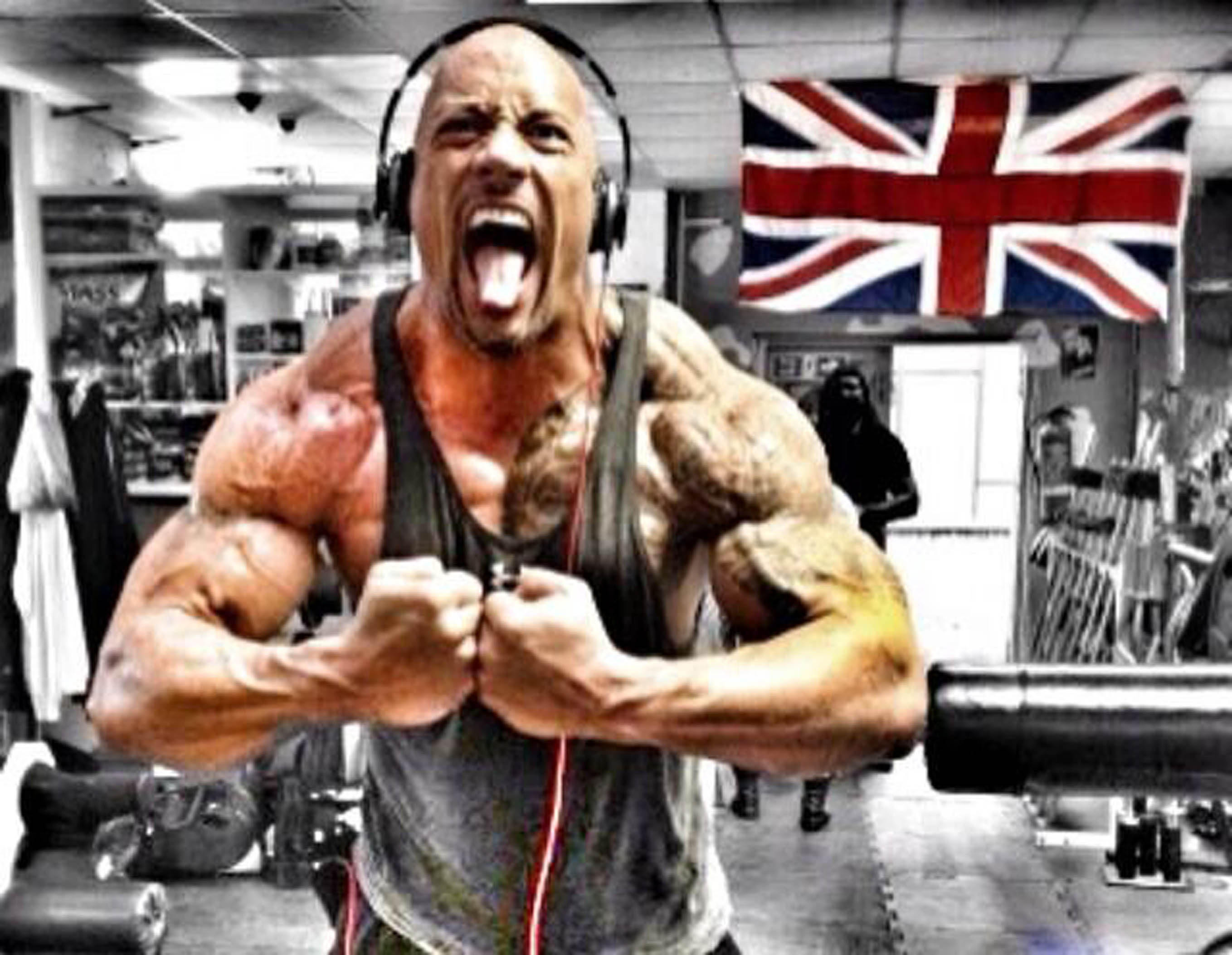 Skådespelaren Dwayne Johnson spänner musklerna på gymmet. Skådespelaren Dwayne Johnson spänner musklerna på gymmet.