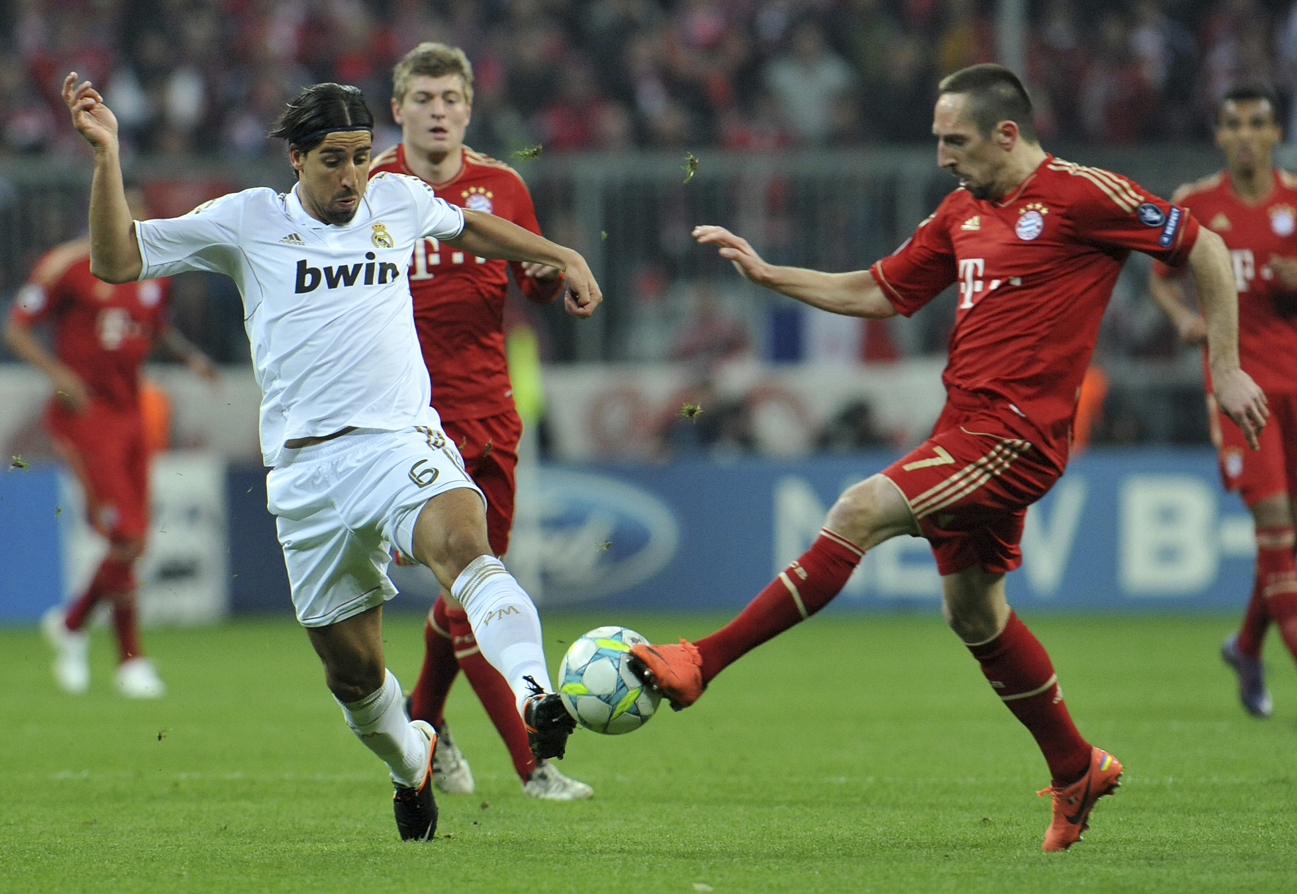 I duellen mellan Real Madrids Sami Khedira och Bayern Münchens Franck Ribery var det fransmannen som gick ut som vinnare. I duellen mellan Real Madrids Sami Khedira och Bayern Münchens Franck Ribery var det fransmannen som gick ut som vinnare.