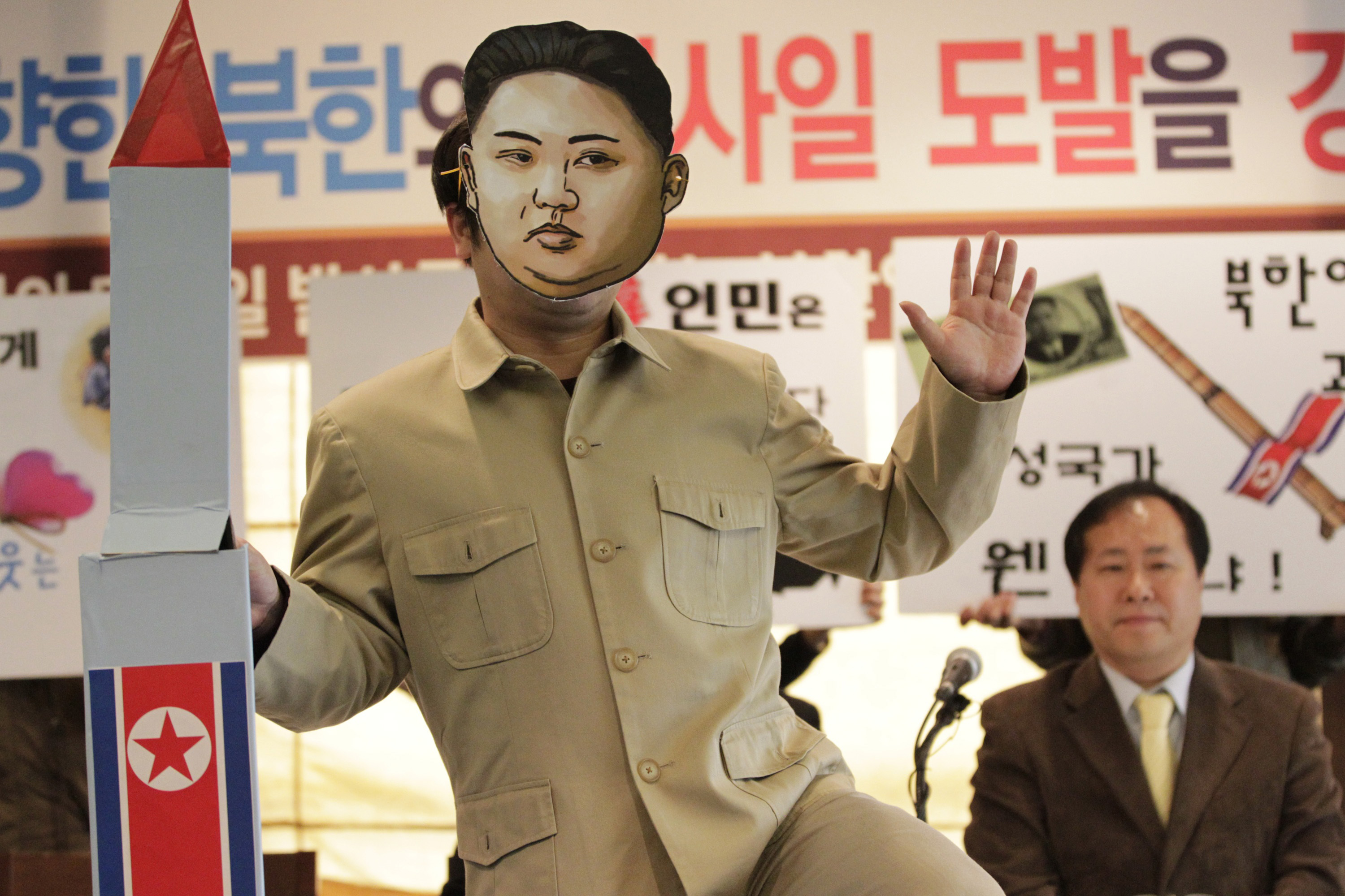 I Sydkorea har man protesterat mot Nordkoreas tester - ibland på mer roliga sätt än andra.