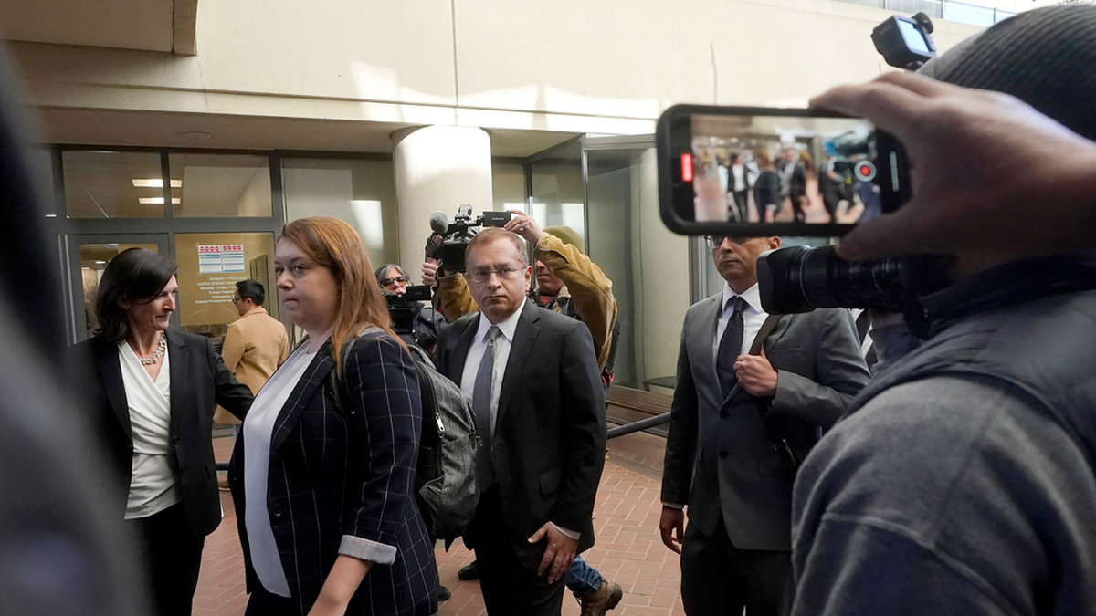 Ramesh 'Sunny' Balwani, i mitten, anländer till en rättssal i San Jose.
