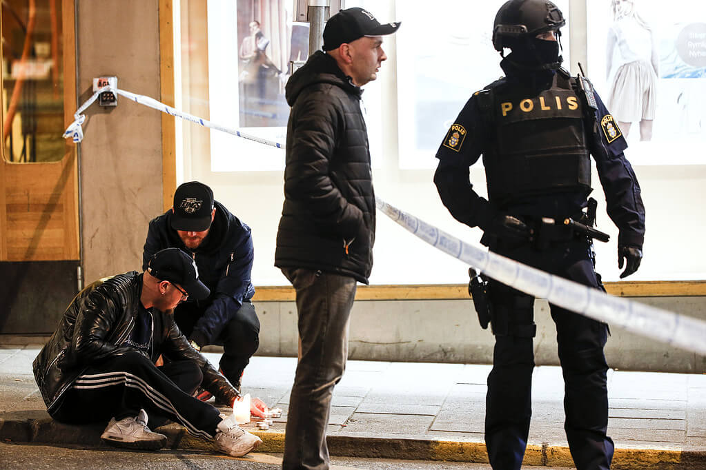 Platsen där lastbilen körde in i Åhléns spärrades av. På natten besökte folk området och tände ljus. Polis var på plats hela tiden. Platsen där lastbilen körde in i Åhléns spärrades av. På natten besökte folk området och tände ljus. Polis var på plats hela tiden.