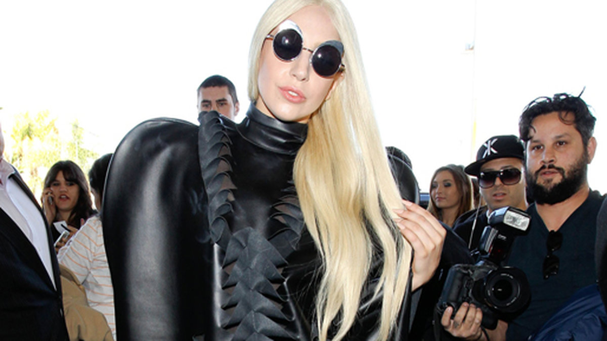 Renässansmänniskan Lady Gaga bjöd på ännu en vild outfit i veckan. Dammsugare? Lakritsgodis? Ingen vet.