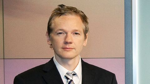 Nu vill han till Schweiz, uppger Assange för tevestationen TSR.