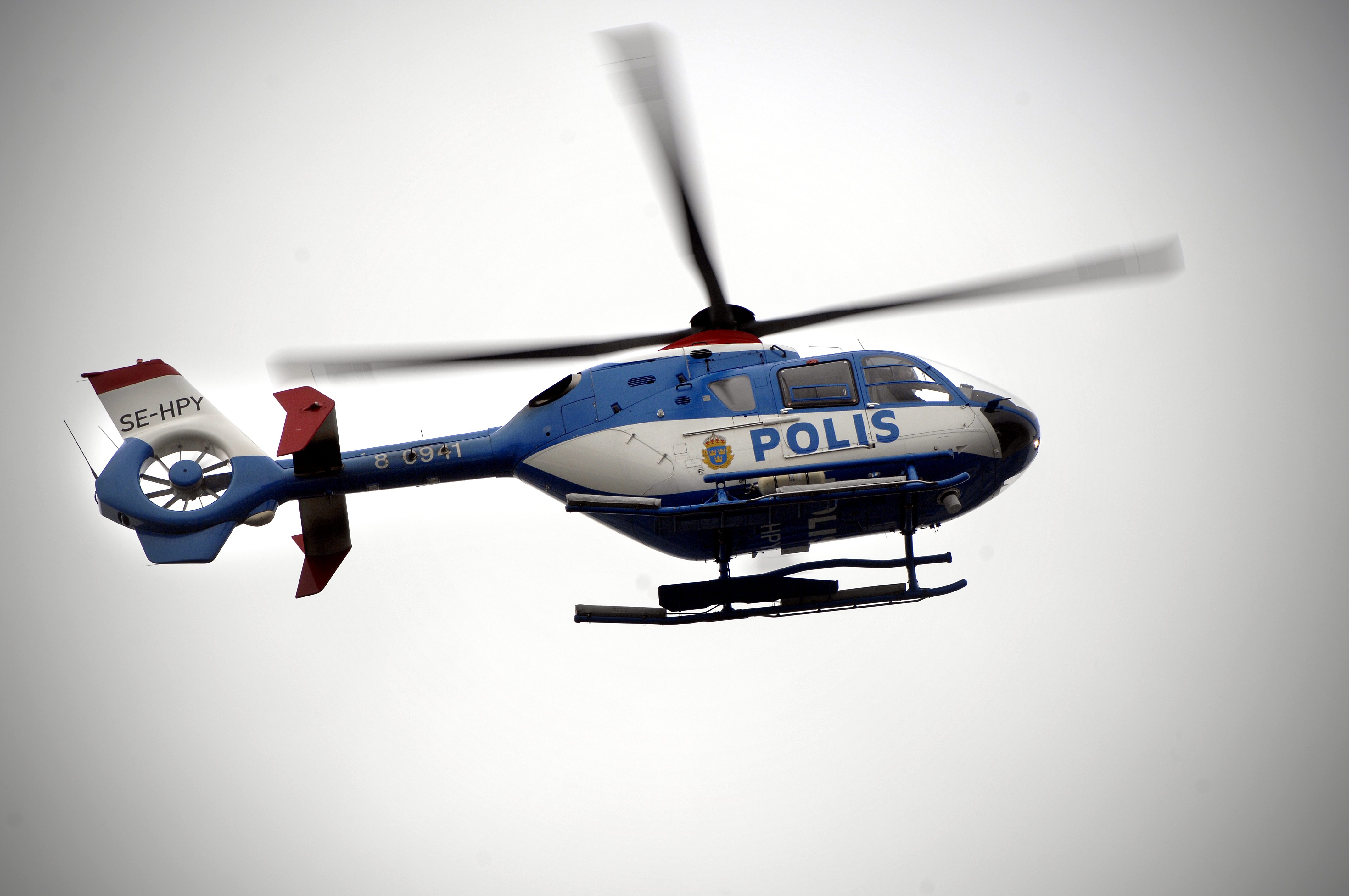 En polishelikopter har satts in i jakten på rånarna.