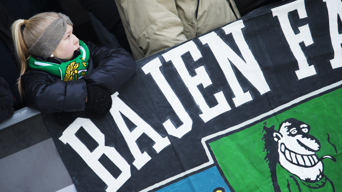 Ett ungt Bajen-fan kikar in Hammarby mot Broberg i bandy-slutspelet. 