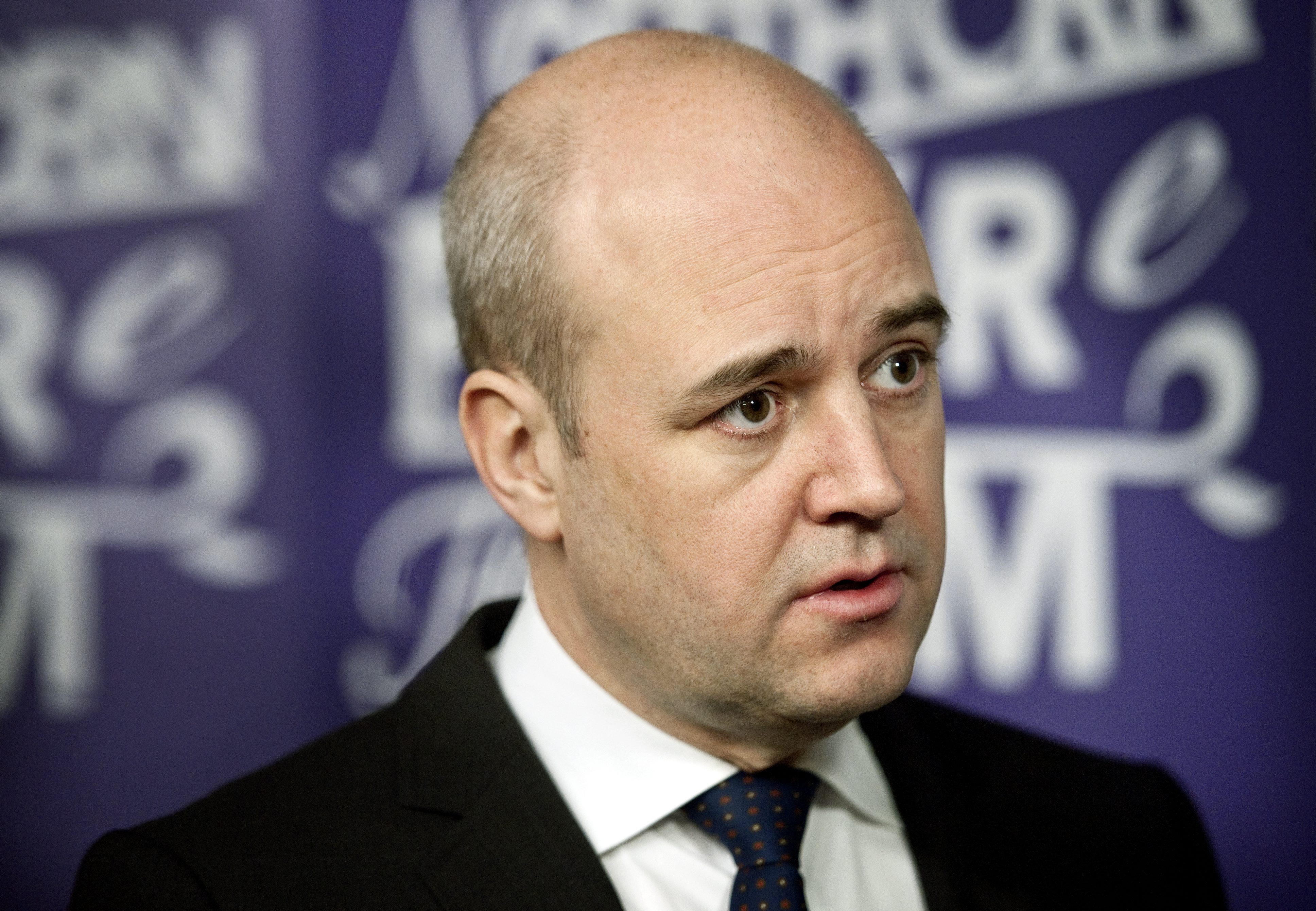 Fredrik Reinfeldts alliansregering börjar känna flåset från oppositionen, i den nya mätningen.