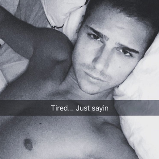 Eric Saade myser i sängen. Eric Saade myser i sängen.
