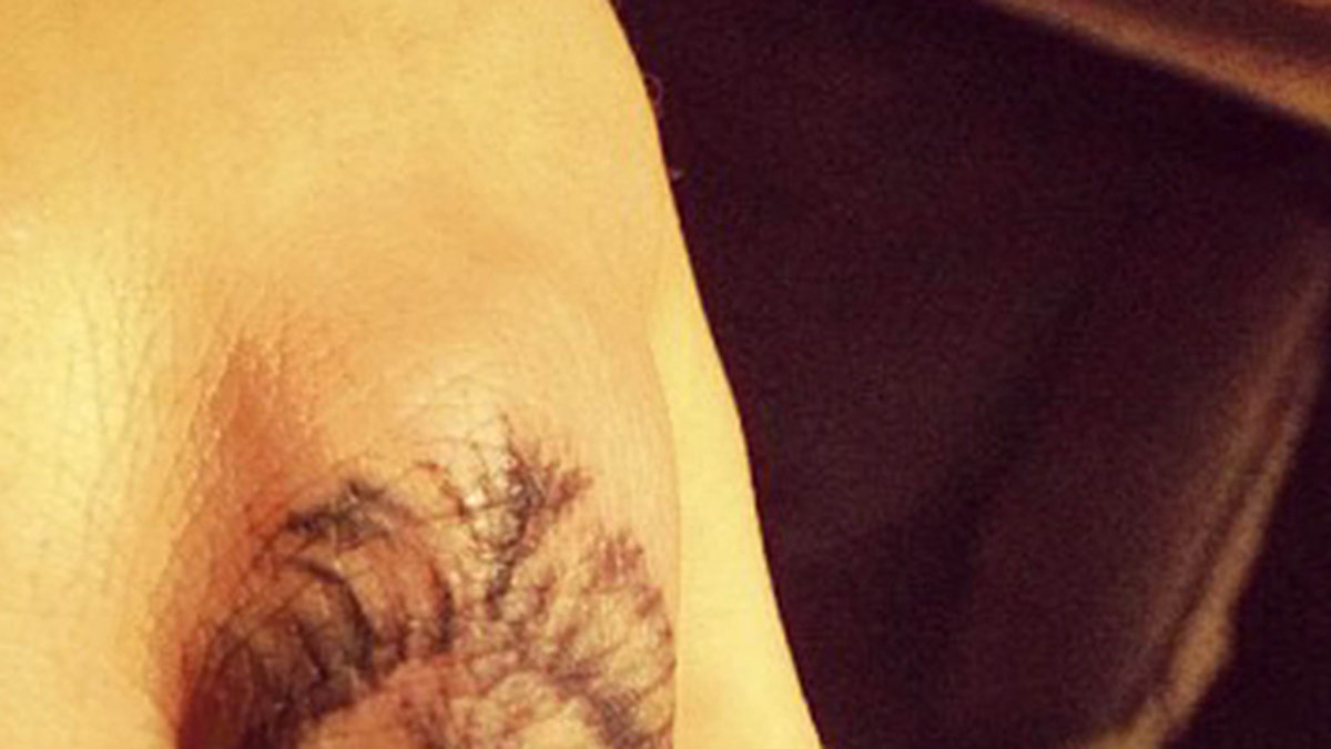 Cara Delevingne visar upp sin första tatuering i maj. Sedan dess har hon öst på.