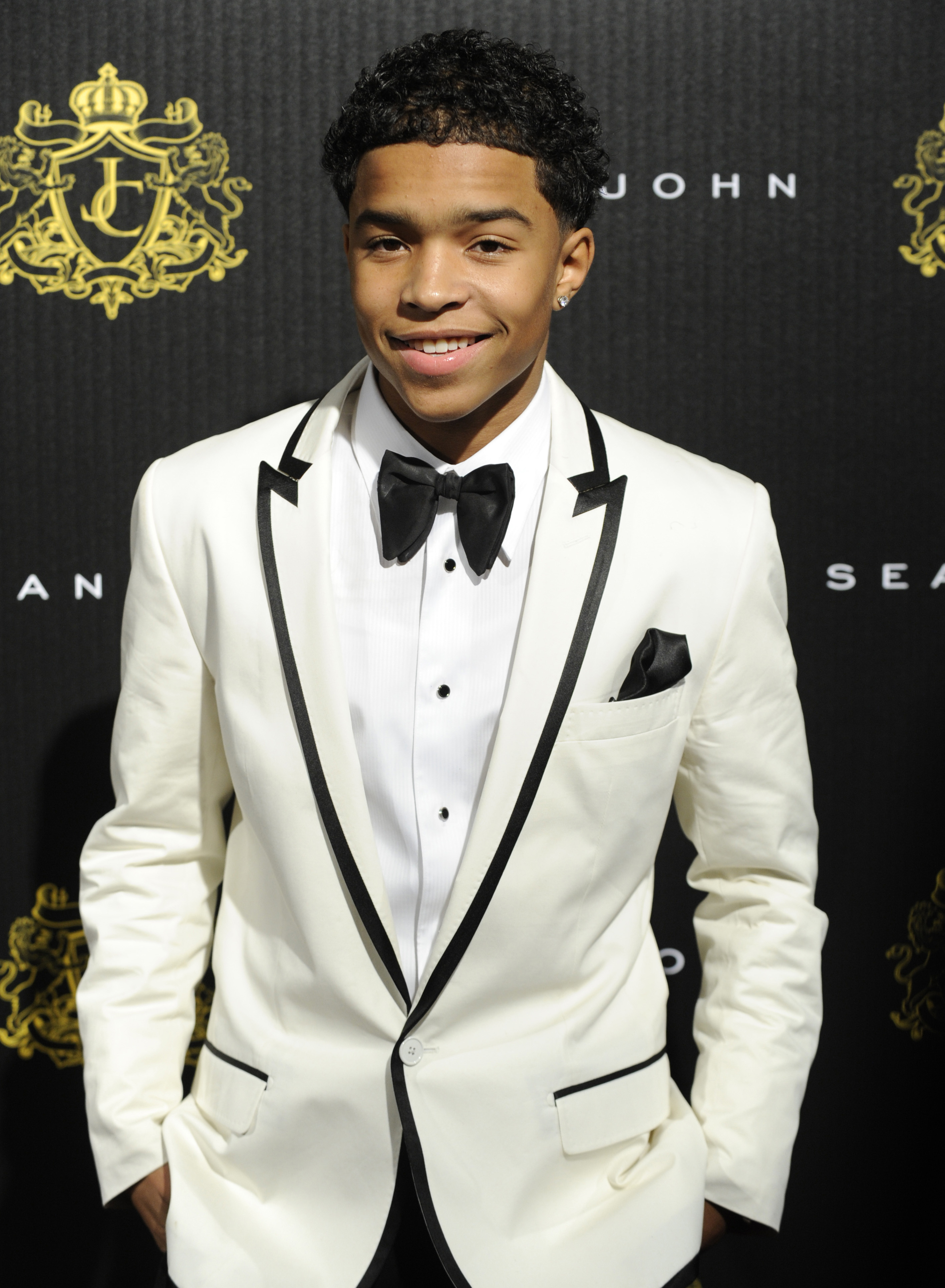 Justin Combs, 19, är son till ingen mindre än Sean Combs aka P-diddy. Justin är äldst i Diddys barnskara och fick för ett par år sedan ett fotbollsstipendium för sina höga prestationer. Justin Combs, 19, är son till ingen mindre än Sean Combs aka P-diddy. Justin är äldst i Diddys barnskara och fick för ett par år sedan ett fotbollsstipendium för sina höga prestationer.