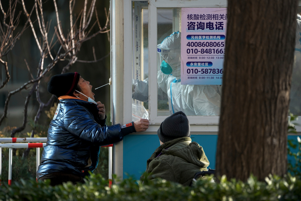 Ett covidtest i huvudstaden Peking i måndags. Arkivbild.