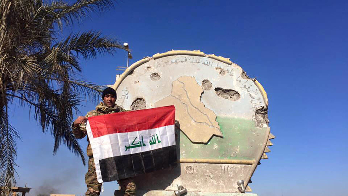 En soldat med irakiska flaggan.