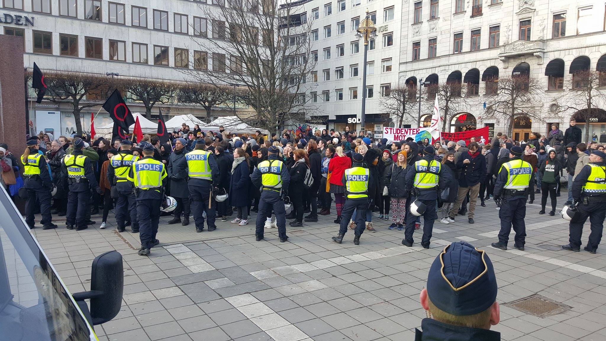 Flera motdemonstranter finns på plats. Flera motdemonstranter finns på plats.