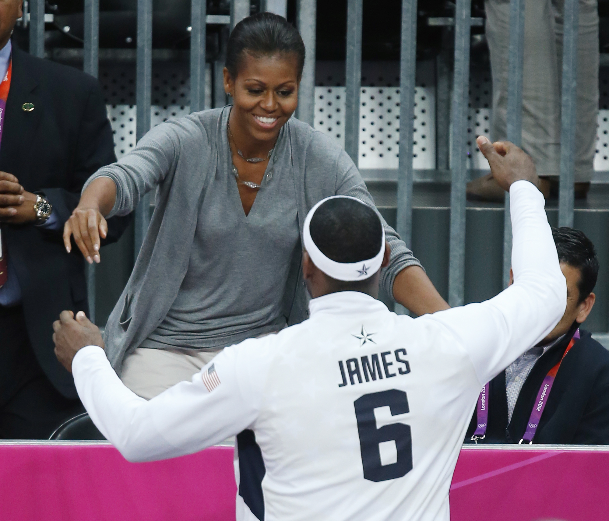 Basketstjärnan LeBron James kramar om Michelle Obama under OS 2012. Att ha en av landets största idrottare med sig är givetvis ett plus. Basketstjärnan LeBron James kramar om Michelle Obama under OS 2012. Att ha en av landets största idrottare med sig är givetvis ett plus.