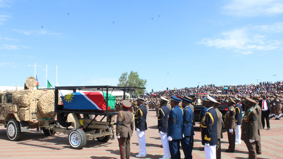 Namibias president Hage Geingob förs till sista vilan i huvudstaden Windhoek på söndagen.