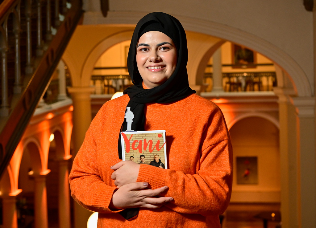 Nora Khalil med boken 'Yani', som även var nominerad till årets svenska barn- och ungdomsbok på Augustprisgalan i fjol. Arkivbild.