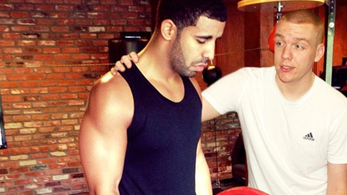Drake älskar att malla sig över sina muskler på Instagram. Men här får han en hjälpande hand av Peeje T.