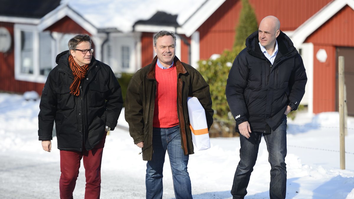 KD:s Göran Hägglund, FP:s Jan Björklund och M:s Fredrik Reinfeldt på väg hem till Annie Lööf.
