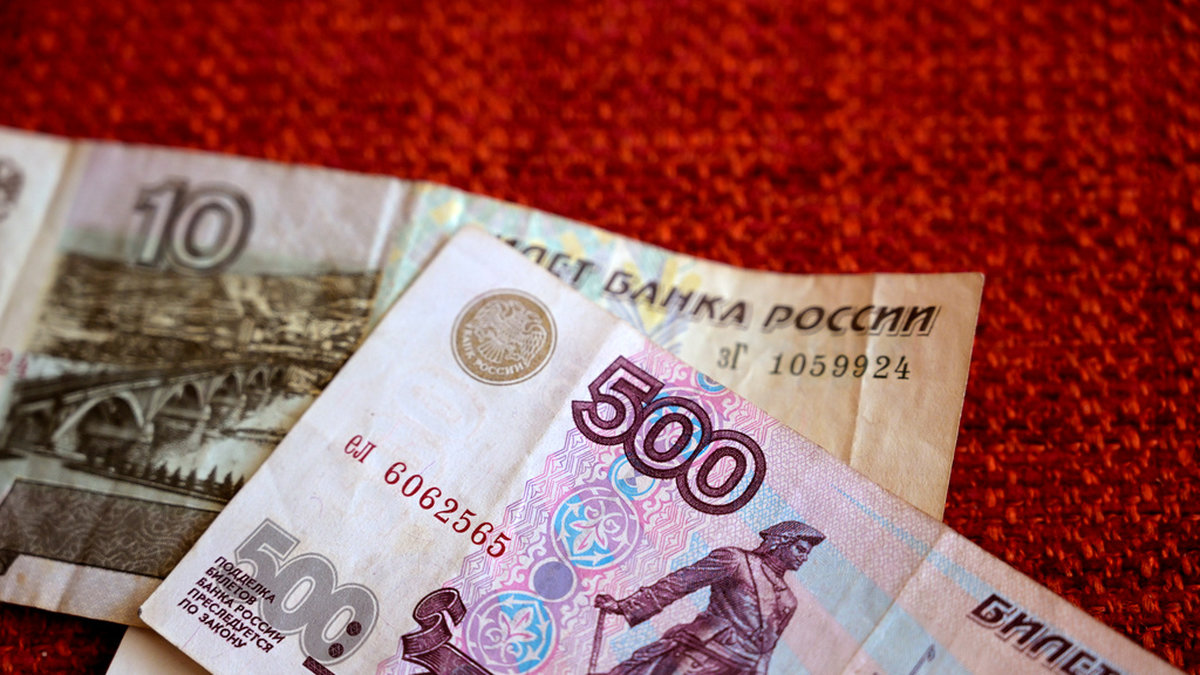 Rubeln räcker till allt mindre för ryssarna. Arkivbild.