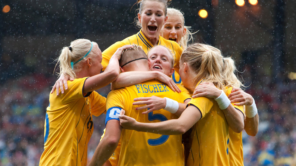 Sverige började bra och ledde med 1–0 efter mål av Nilla Fischer i den 18:e minuten.