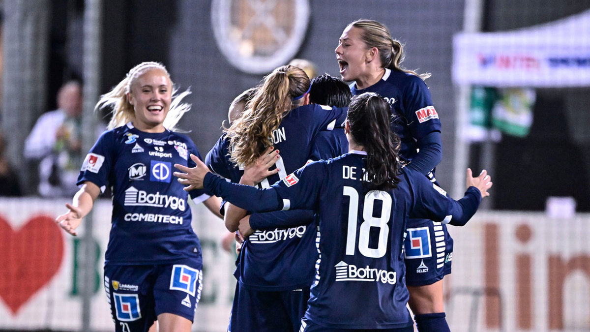 Jubel i Linköping efter att lagkapten Olga Ahtinen gjort 1–0 mot Hammarby.
