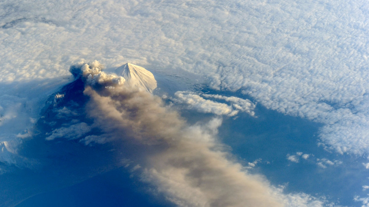 Pavlof Volcanen i Alaska, får ett utbrott. 