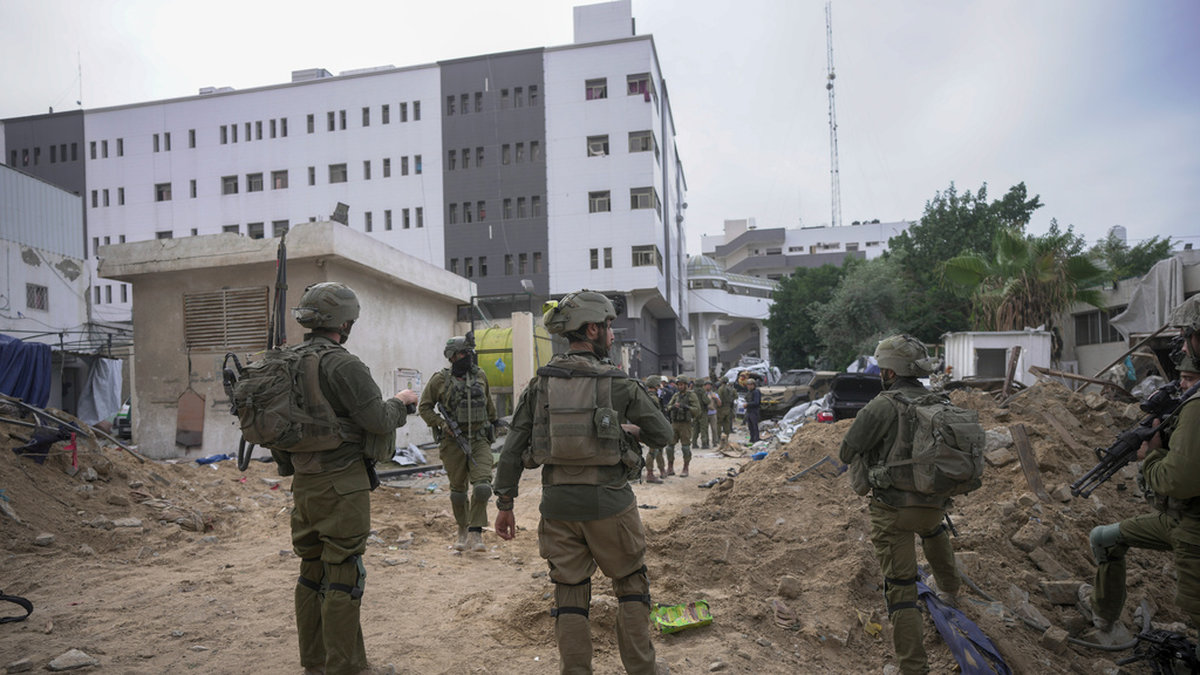 Israeliska soldater vid al-Shifasjukhuset i staden Gaza. Bilden är tagen vid ett tidigare tillfälle – Israel har genomfört räder i och runt sjukhuset ett antal gånger under kriget.