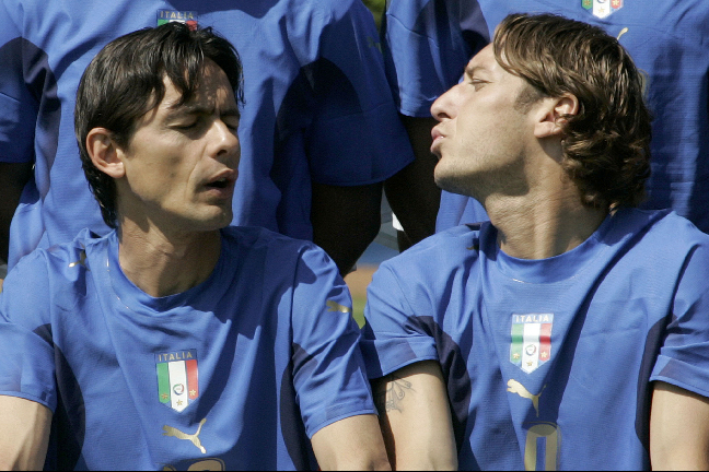 Totti leker med sin divapolare Filippo Inzaghi.