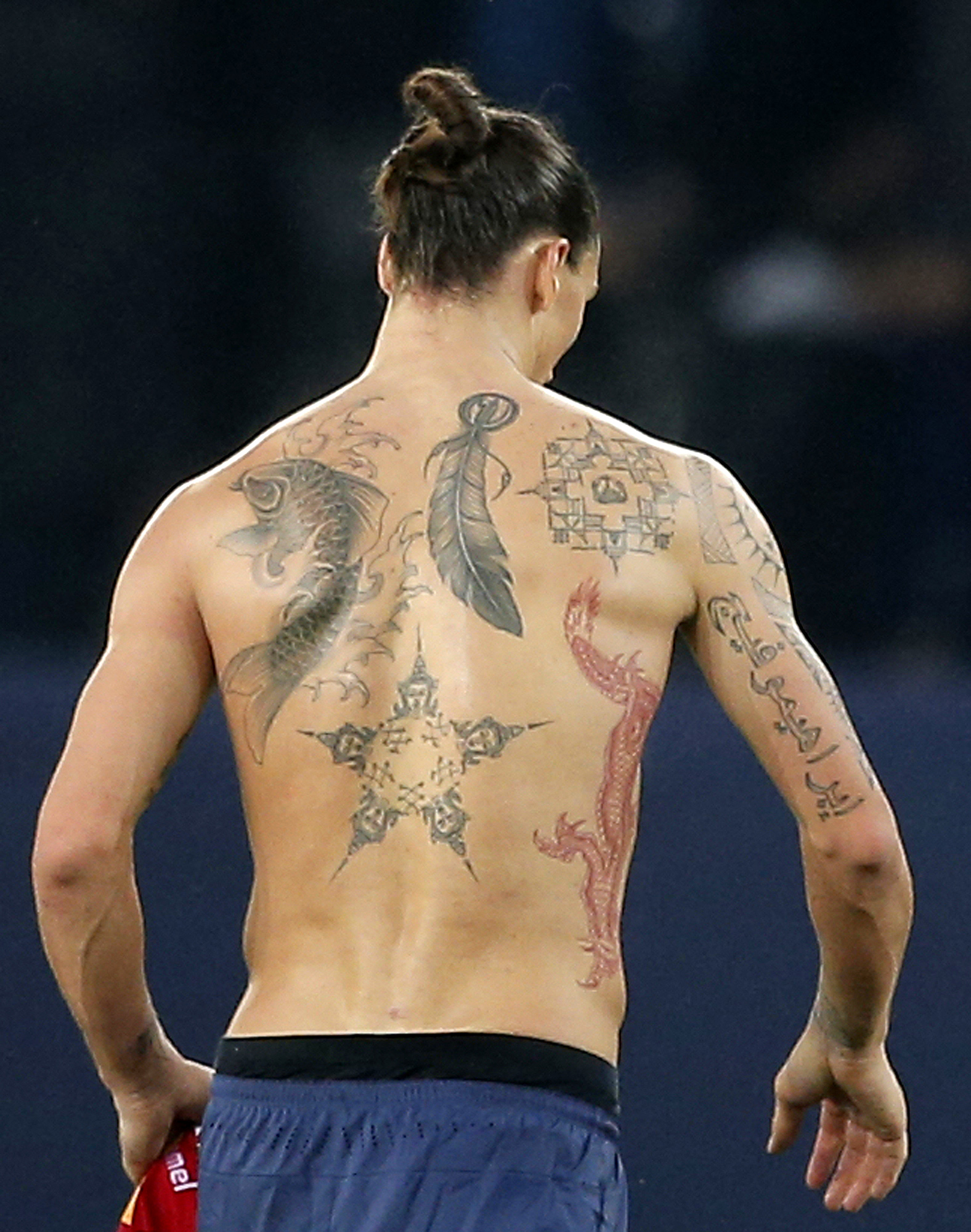 4. Den gode Zlatan blandar också väldigt bland sina gaddningar. En fjäder, en röd drake, en fisk och lite annat krams. Snyggt? Mnjae. 4. Den gode Zlatan blandar också väldigt bland sina gaddningar. En fjäder, en röd drake, en fisk och lite annat krams. Snyggt? Mnjae.