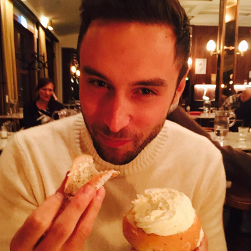 Måns mumsar semla. Måns mumsar semla.