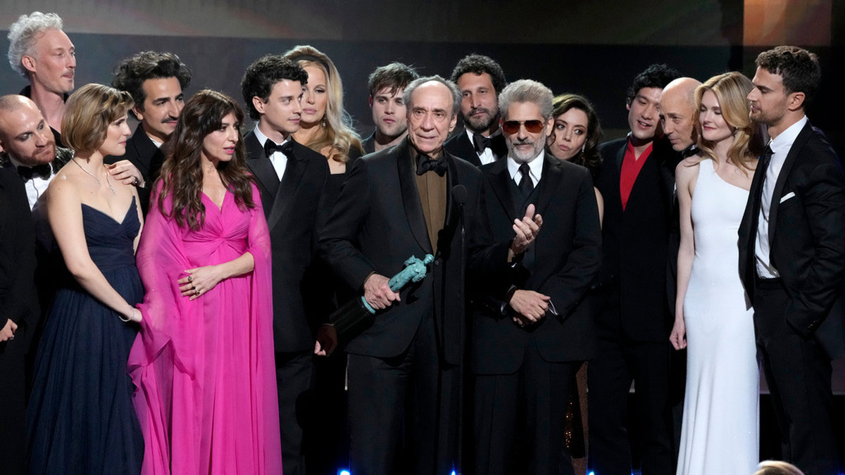 F. Murray Abraham och resten av ensemblen i 'The White Lotus' på Screen Actors Guild-galan i februari 2023. Arkivbild.