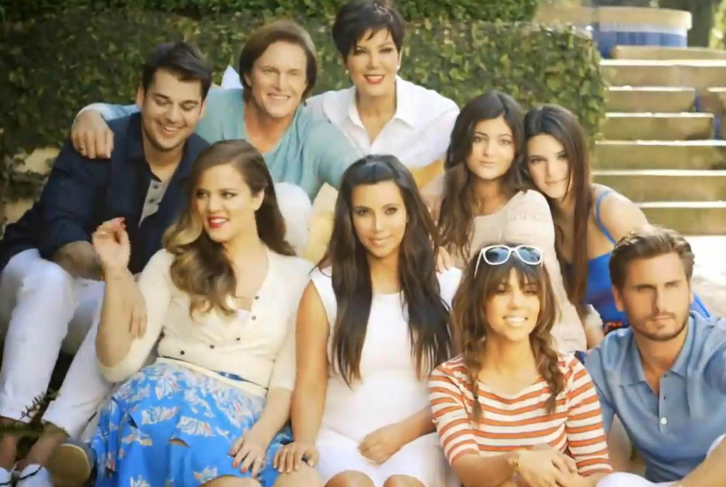 På ytan är de den perfekta familjen. Men alla familjer har sina hemligheter. Har du koll på Kardashians lik i garderoben? På ytan är de den perfekta familjen. Men alla familjer har sina hemligheter. Har du koll på Kardashians lik i garderoben?