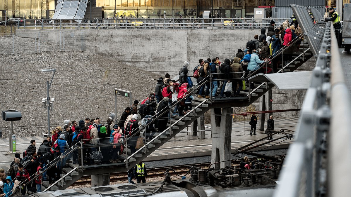 Att stänga av bron ska göra det svårare för flyktingar. 