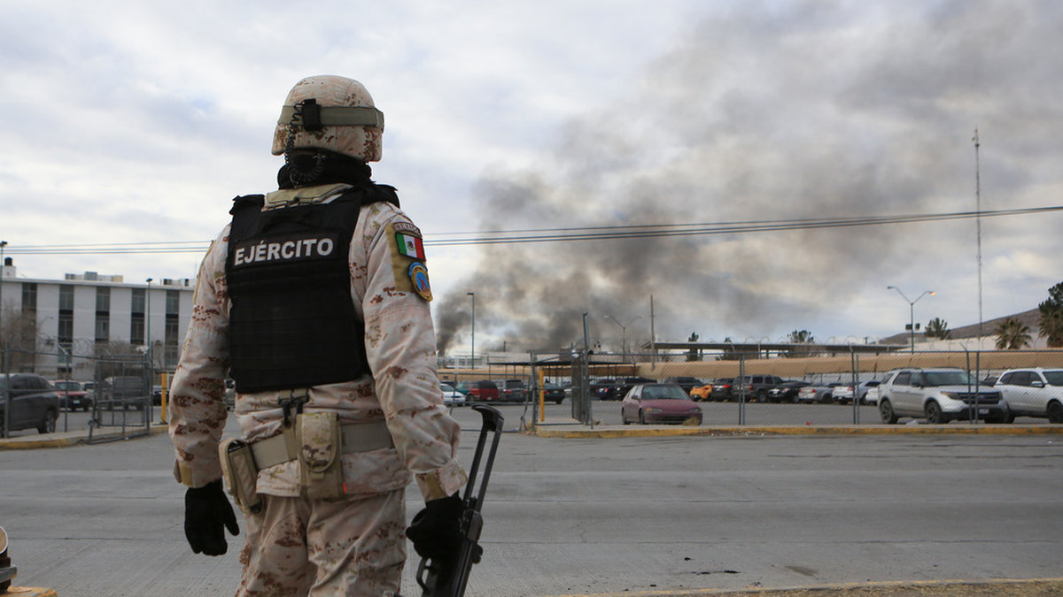 En mexikansk soldat utanför fängelset i nordmexikanska staden Ciudad Juárez som attackerades på nyårsdagen.