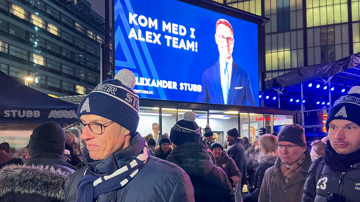 Alexander Stubb i iskylan på Narinken i centrala Helsingfors, där många väljare mötte honom på lördagen.
