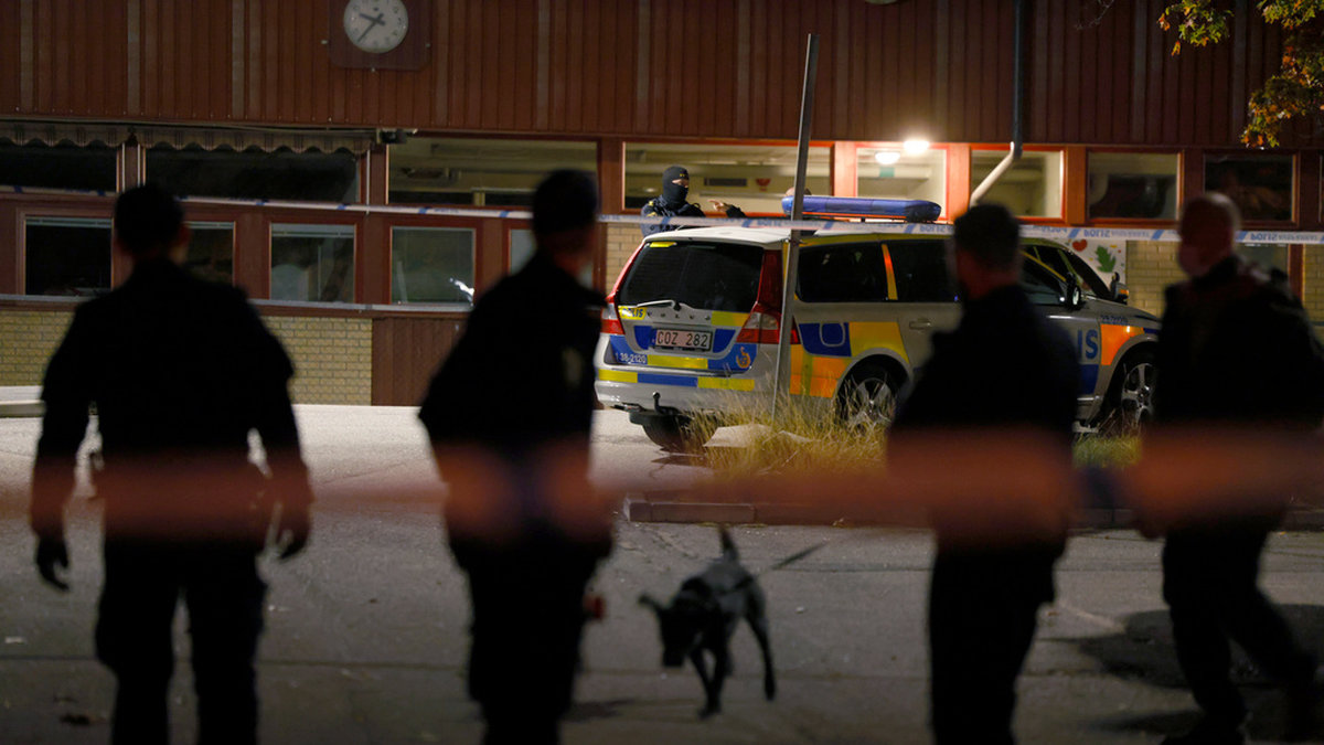 Polisen arbetar på den plats där en ung man har skjutits ihjäl vid en fritidsgård i stadsdelen Ronna i Södertälje 30 september i år. Kvällen efter inträffade en ny dödsskjutning.