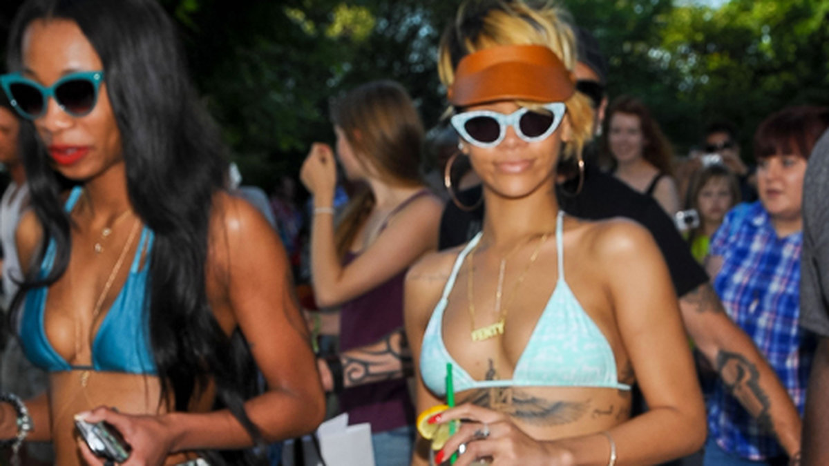 Tillsammans med väninnan Melissa ville Rihanna ha en heldag i solen.