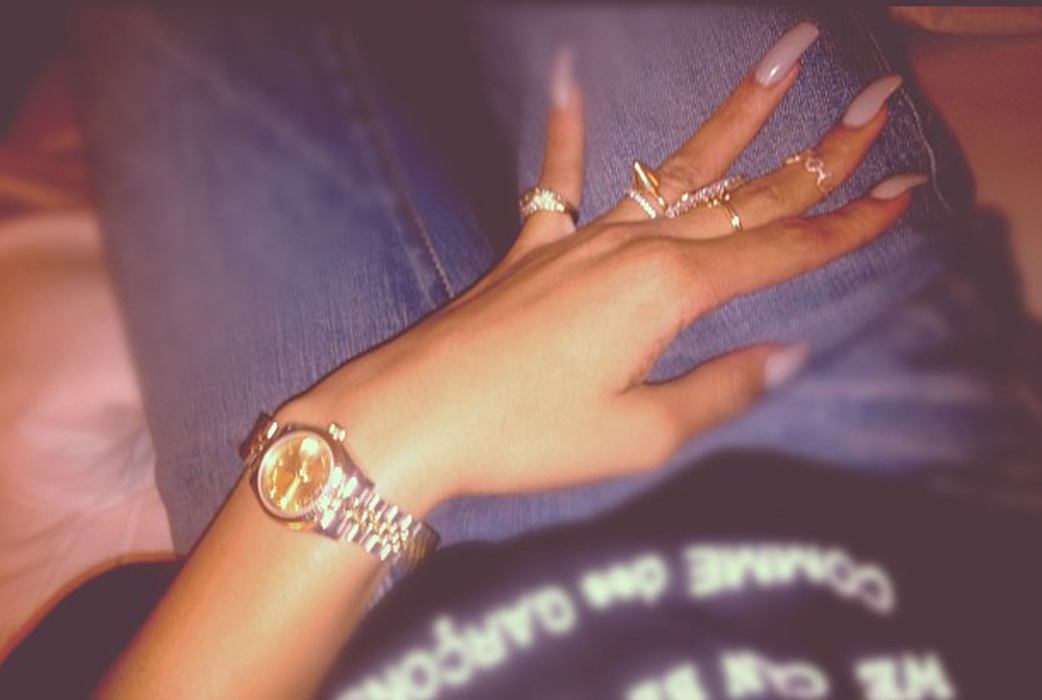 Dessutom visar Rihanna upp sin nya guldklocka från Rolex. Dessutom visar Rihanna upp sin nya guldklocka från Rolex.