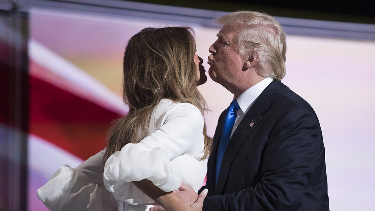 Och här pussar han sin fru Melania Trump. 