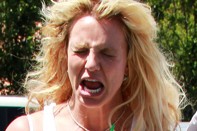 Britney Spears har nära till sina känslor...Efter en kämpig tid med vårdadstvist och avrakat hår så fick Britney nog av paparazzifotograferna och tog ett paraply och smashade deras Ford. 